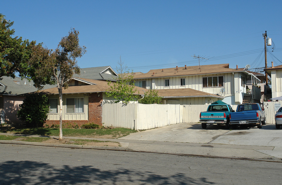 712 Shalimar Dr in Costa Mesa, CA - Foto de edificio