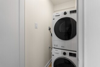 2440 Queen Street East in Toronto, ON - Building Photo - Building Photo