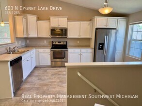 603 Cygnet Lake Dr in Benton Harbor, MI - Foto de edificio - Building Photo