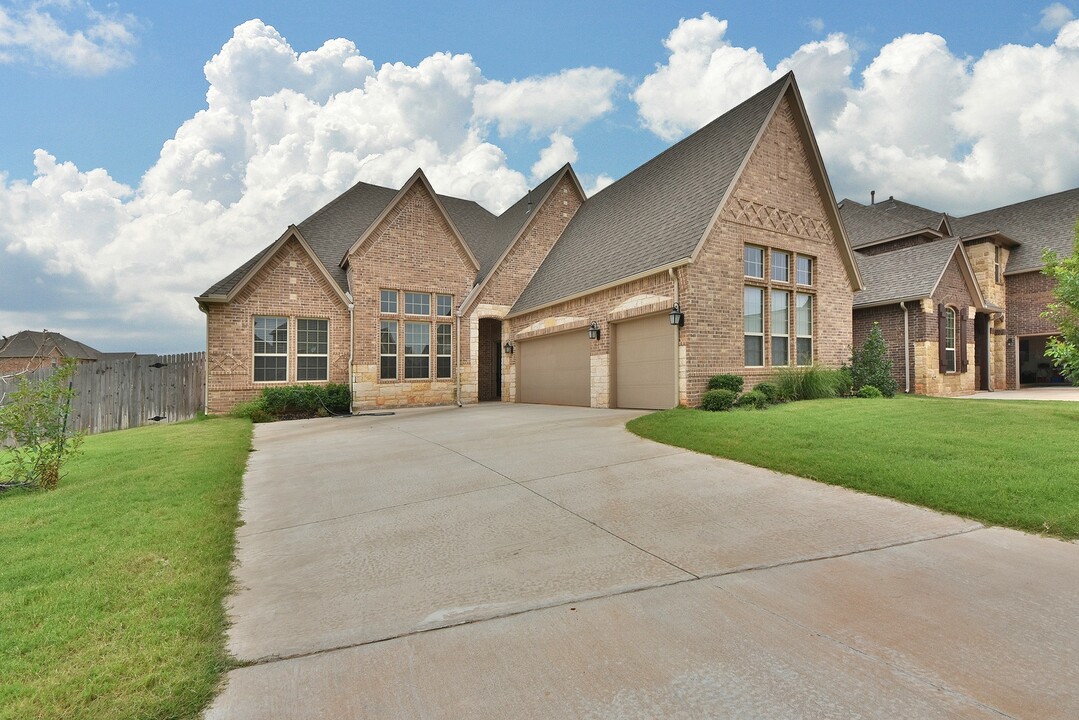 16101 Fair Winds Way in Edmond, OK - Building Photo