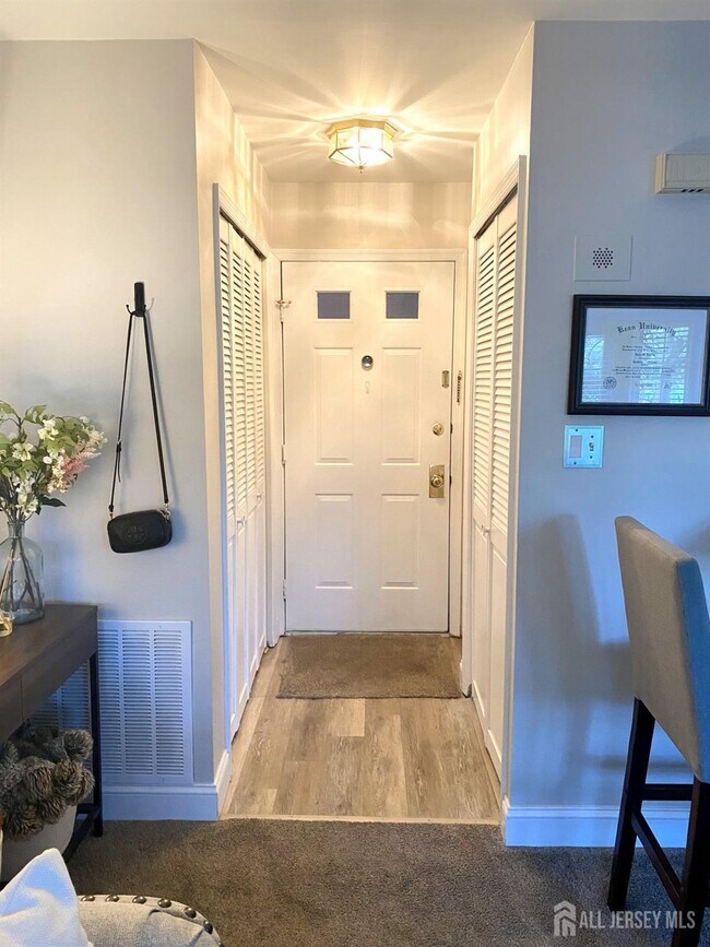268 Crosspointe Dr in East Brunswick, NJ - Building Photo - Building Photo