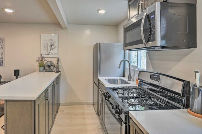 2715 MacArthur Blvd in Oakland, CA - Building Photo - Building Photo