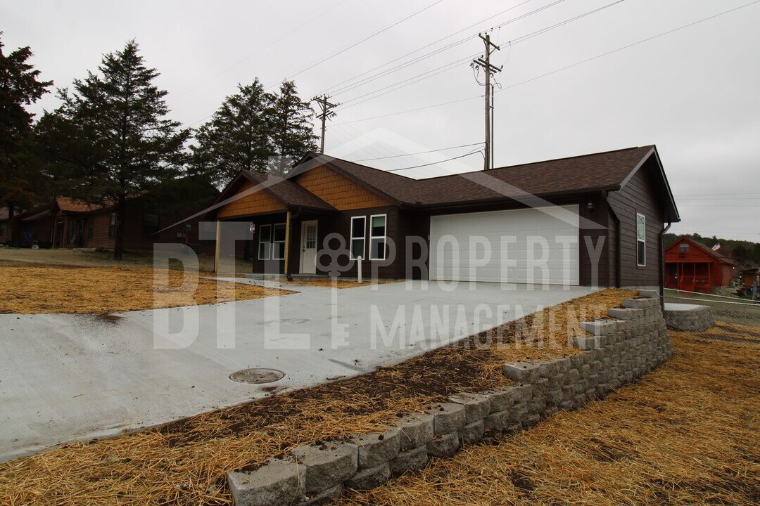 300 Valley Stream Cir in Hollister, MO - Building Photo