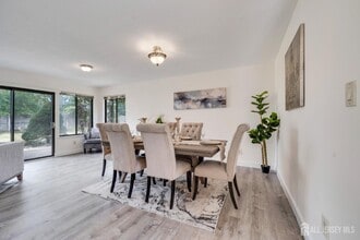 31 Gate House Ln in Edison, NJ - Building Photo - Building Photo