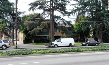 15524 Sherman Way in Van Nuys, CA - Building Photo - Building Photo