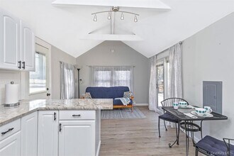 572 Montauk Hwy in Westhampton Beach, NY - Building Photo - Building Photo