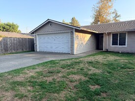 9806 10th Ave E in Tacoma, WA - Building Photo