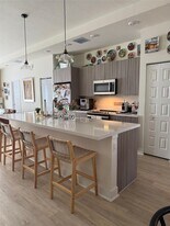 7819 NW 104th Ave in Doral, FL - Building Photo