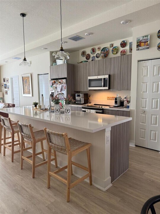 7819 NW 104th Ave in Doral, FL - Building Photo