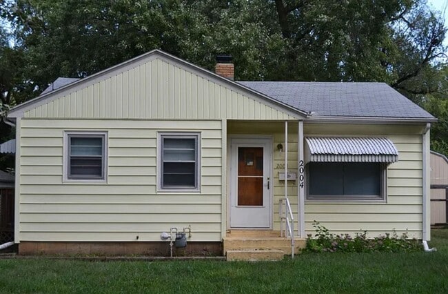 property at 2004 SW Moundview Dr