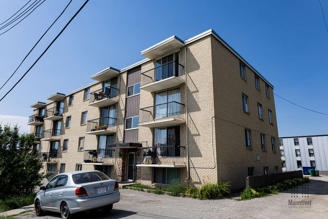 1612 Apartments in Calgary, AB - Building Photo