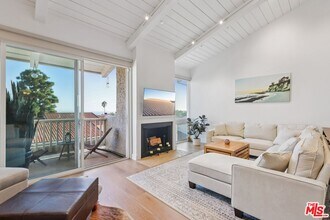 28266 Rey De Copas Ln in Malibu, CA - Building Photo - Building Photo