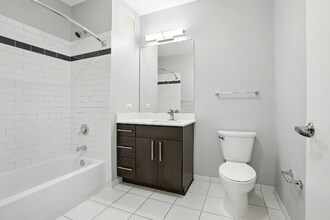 319 E Wacker Dr in Chicago, IL - Foto de edificio - Building Photo