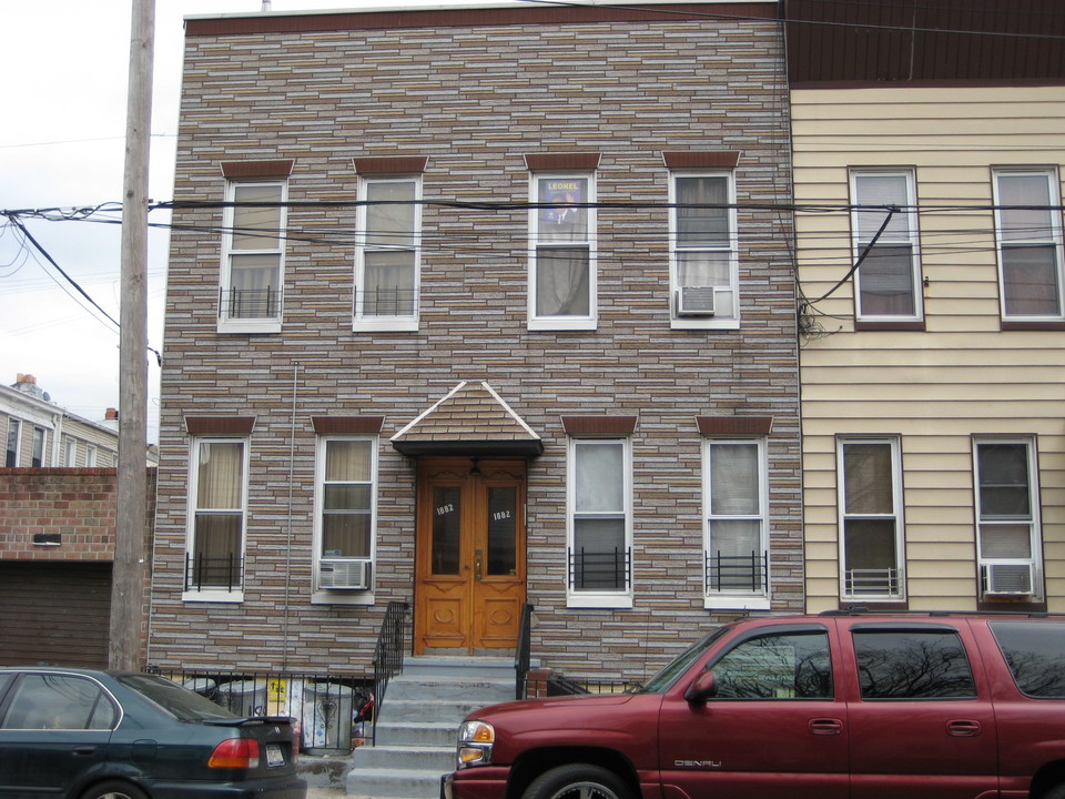 18-82 Palmetto St in Flushing, NY - Building Photo