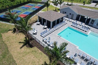 8057 Shr Lk Dr in Englewood, FL - Building Photo - Building Photo