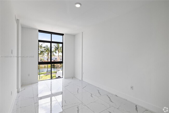 1 Curtiss Pkwy in Miami Springs, FL - Building Photo - Building Photo