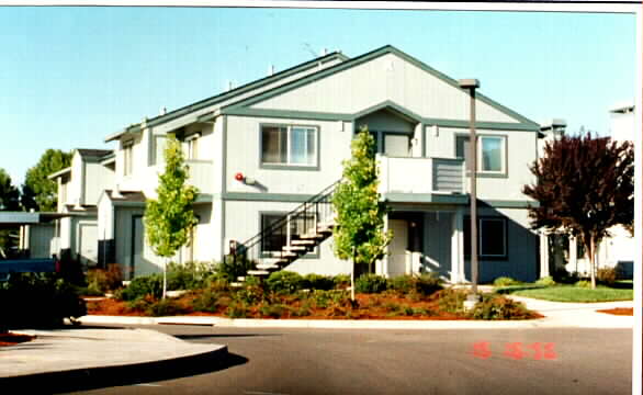 Malibu Apartments in Santa Rosa, CA - Foto de edificio - Building Photo