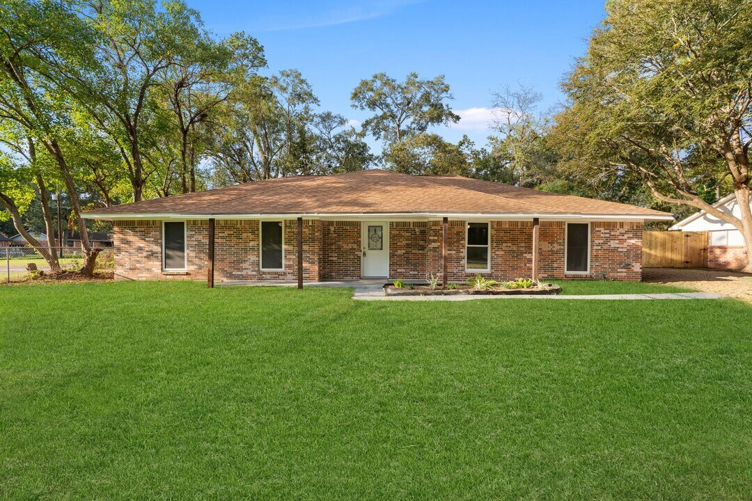 18049 Martin Dr in Conroe, TX - Building Photo