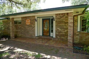 218 Howard St in Niceville, FL - Building Photo