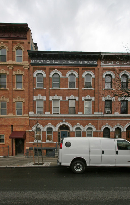71 Irving Ave in Brooklyn, NY - Foto de edificio