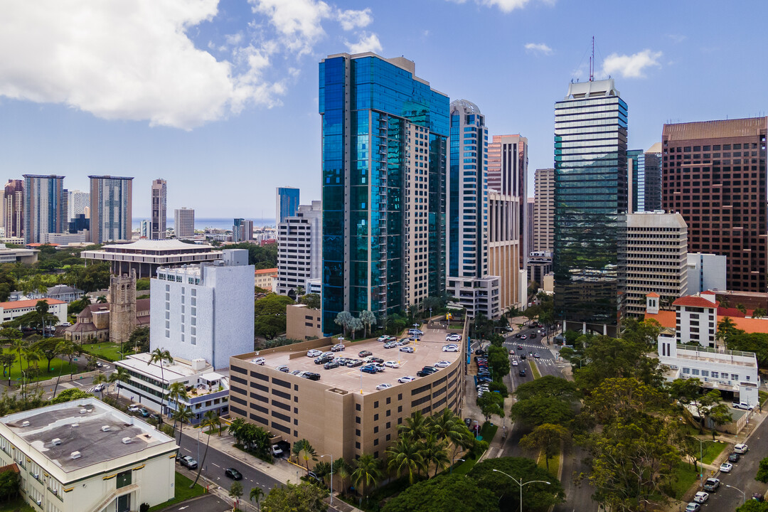 Capitol Place in Honolulu, HI - Building Photo