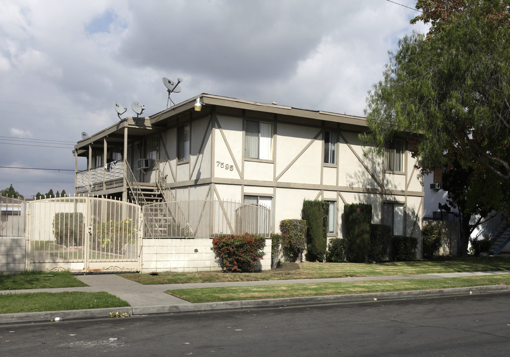 7595 Jackson Way in Buena Park, CA - Foto de edificio