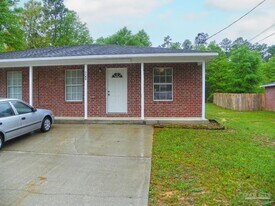 6845 Roundup Ln in Milton, FL - Building Photo