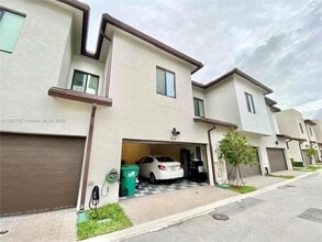 4659 NW 83rd Path in Doral, FL - Building Photo - Building Photo