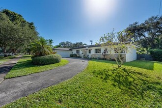 560 NE 106th St in Miami Shores, FL - Foto de edificio - Building Photo