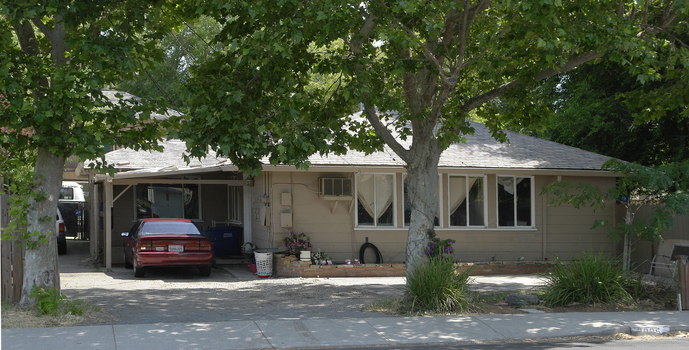 2085 Solano Way in Concord, CA - Building Photo