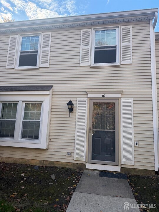 61 Cottonwood Ct in Monmouth Junction, NJ - Building Photo