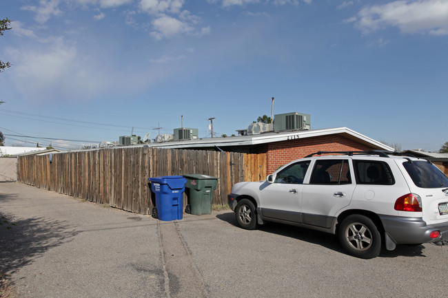 2715 N Alvernon Way in Tucson, AZ - Foto de edificio - Building Photo