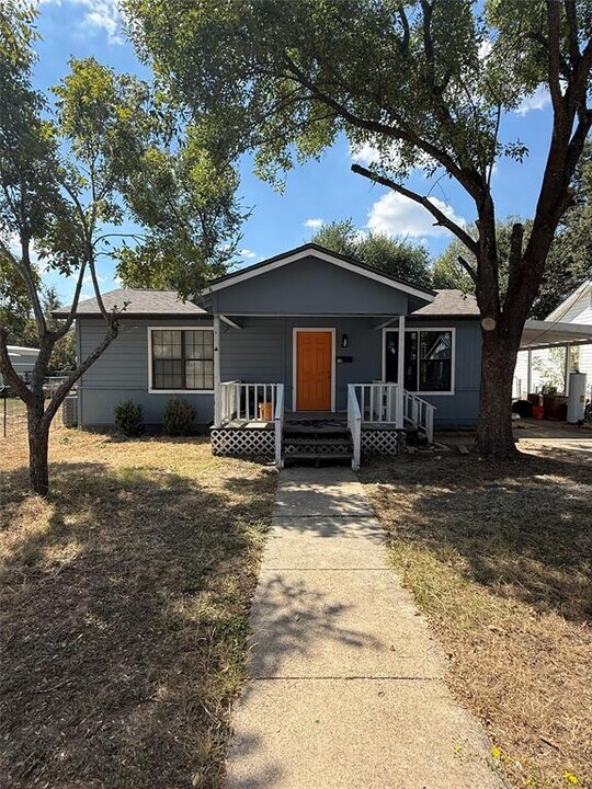 605 Marshall St in Rockdale, TX - Building Photo