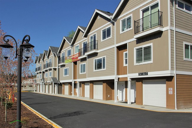 Miller Creek Court in Burien, WA - Foto de edificio - Building Photo