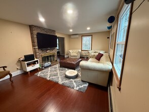 34 Hitching Post Ln in Bedford, NH - Building Photo - Building Photo