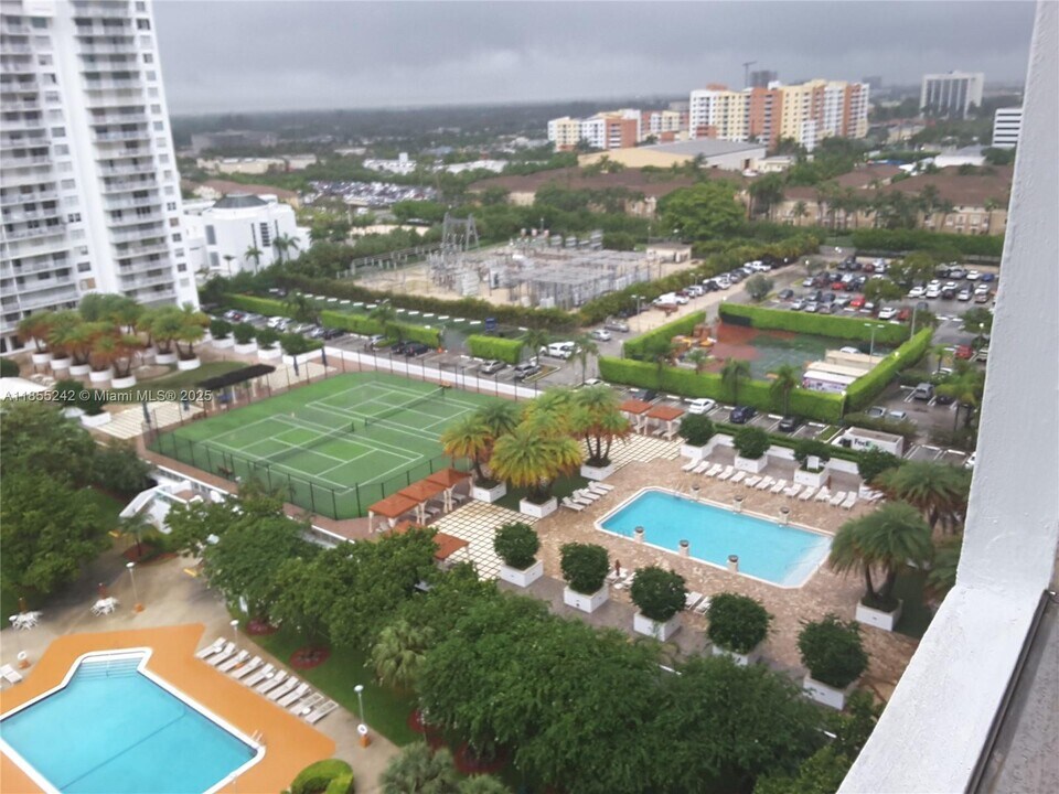 2801 NE 183rd St in Aventura, FL - Building Photo