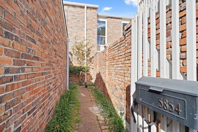 5854 Valley Forge Dr