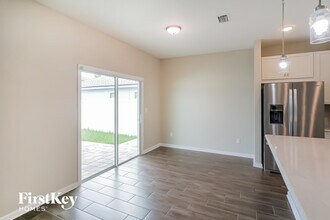 92 Vicksburg Dr in Saint Johns, FL - Foto de edificio - Building Photo