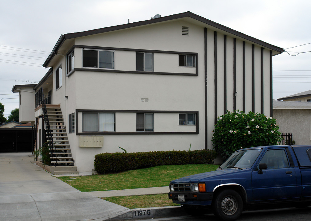 11975 Gale Ave in Hawthorne, CA - Building Photo