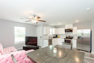 618 Maple Way in Houston, TX - Building Photo - Building Photo