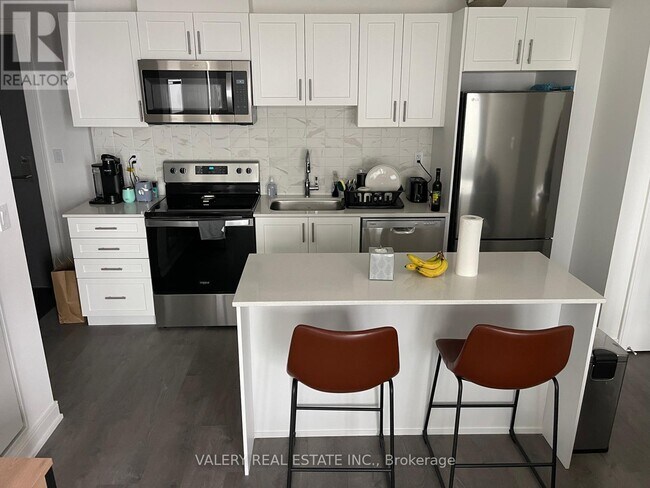 705 Davis Dr in Newmarket, ON - Building Photo - Building Photo