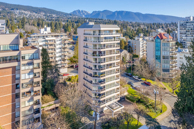 1717 Duchess Ave in West Vancouver, BC - Building Photo - Building Photo