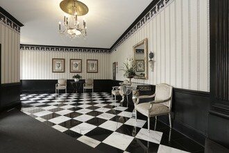 3260-70 N Lake Shore Drive in Chicago, IL - Building Photo - Lobby