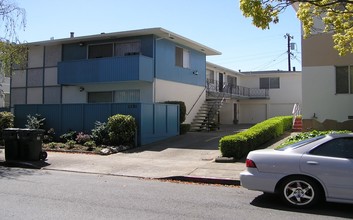 1131 Laguna Ave in Burlingame, CA - Building Photo - Building Photo