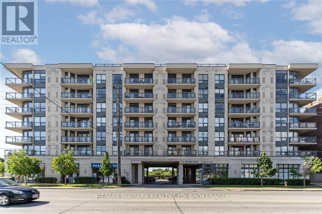 872-872 Sheppard Ave W in Toronto, ON - Building Photo