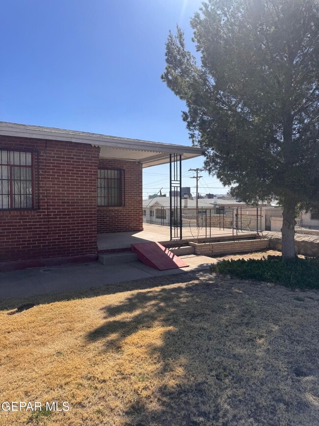 1100 E River Ave in El Paso, TX - Building Photo - Building Photo