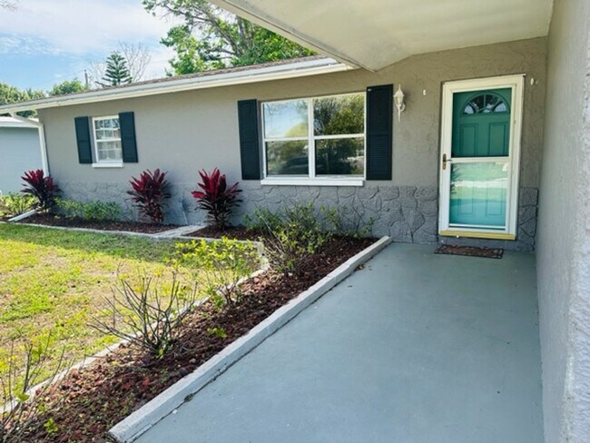11142 Village Green Ave in Seminole, FL - Building Photo - Building Photo
