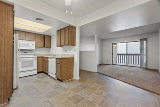 Townhomes on the Park Apartment Homes in Phoenix, AZ - Building Photo - Building Photo