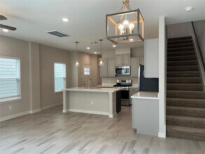 1511 Revolution Way in Missouri City, TX - Foto de edificio - Building Photo
