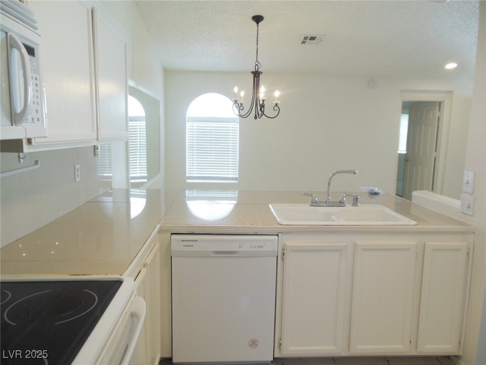 1800 S Edmond St in Las Vegas, NV - Building Photo